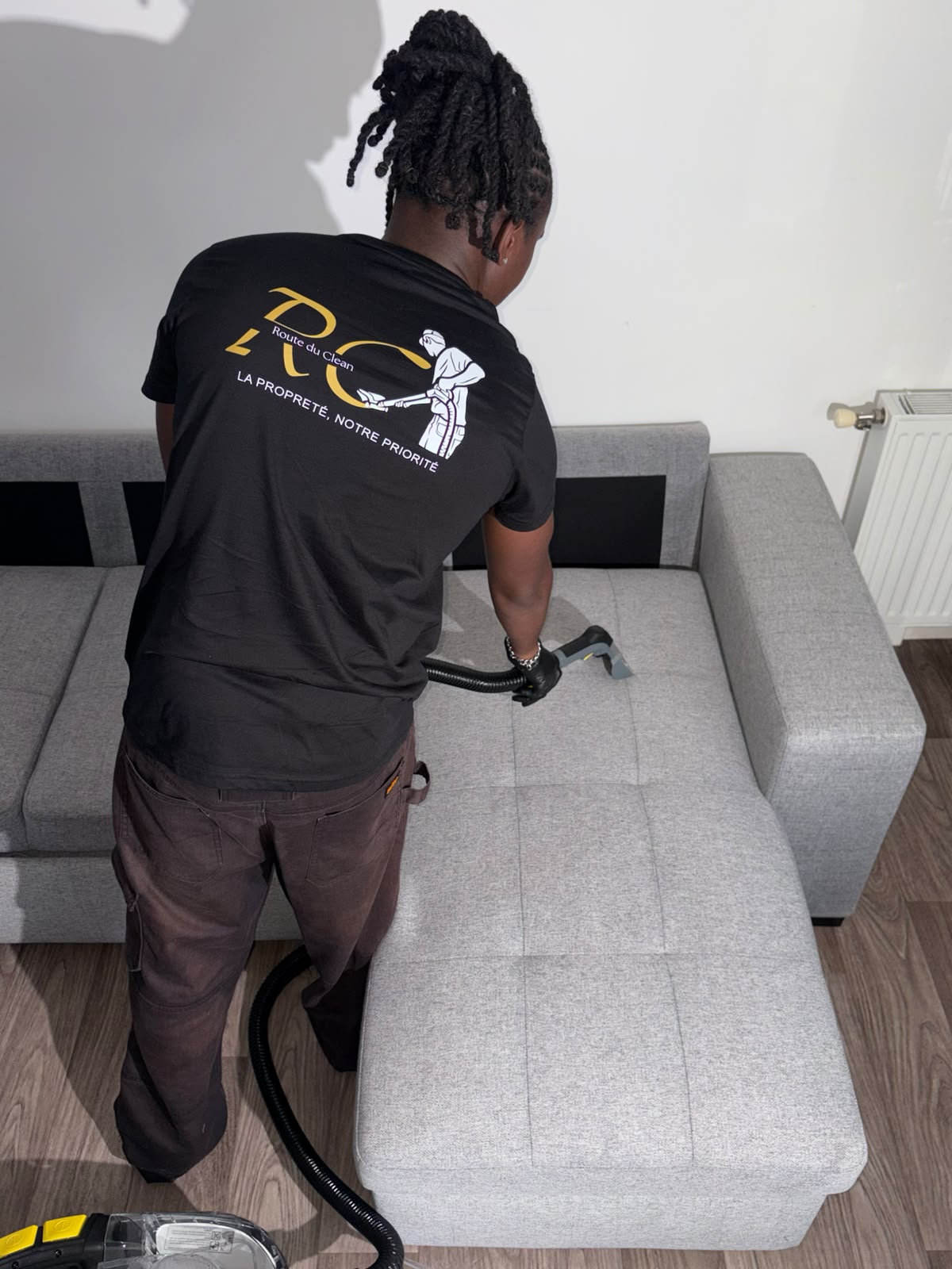 Professionnel réalisant un nettoyage en profondeur dans un intérieur